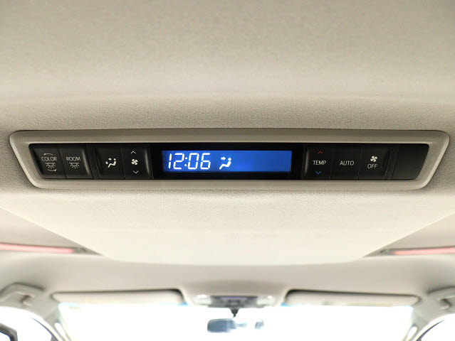 後部座席でエアコン温度をお好みで設定する
ことができます!