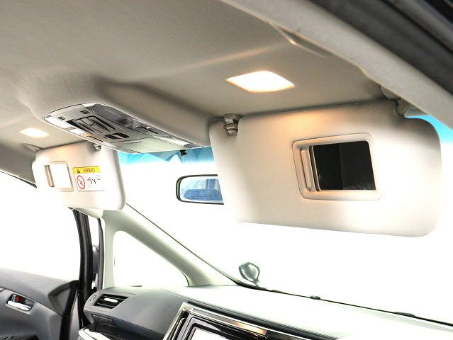 内装の状態も非常にクリーンな状態です｡
ご納車前には専門スタッフが
隅々までクリーニングを行います!