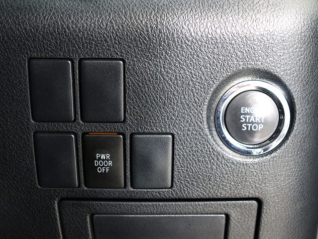 【プッシュスタート】
エンジン始動時はプッシュスタートを採用!
カバンから鍵を取り出す手間も不要です｡