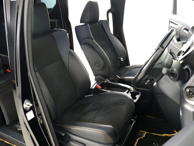 内装の状態も非常にクリーンな状態です｡
ご納車前には専門スタッフが
隅々までクリーニングを行います!