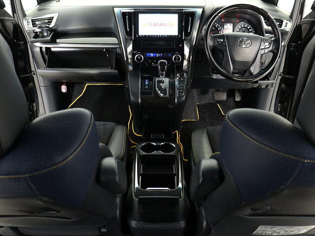 【運転席助手席も広々☆】
広々使えるのは後席だけではございません｡
国内最高峰ミニバンの特権ですね!