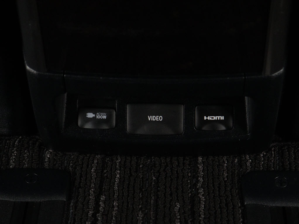 【コンセントを完備】
HDMI､１００Ｗまで利用可能な装備!
各種充電や電気機器の利用など使用可能です