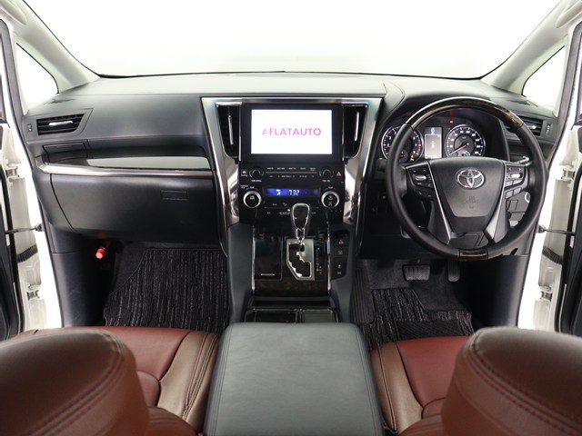 【運転席助手席も広々☆】
広々使えるのは後席だけではございません｡
国内最高峰ミニバンの特権ですね!