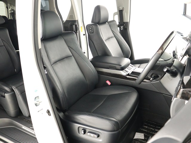 内装の状態も非常にクリーンな状態です｡
ご納車前には専門スタッフが
隅々までクリーニングを行います!