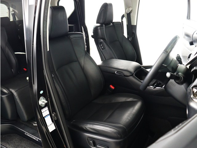 内装の状態も非常にクリーンな状態です｡
ご納車前には専門スタッフが
隅々までクリーニングを行います!