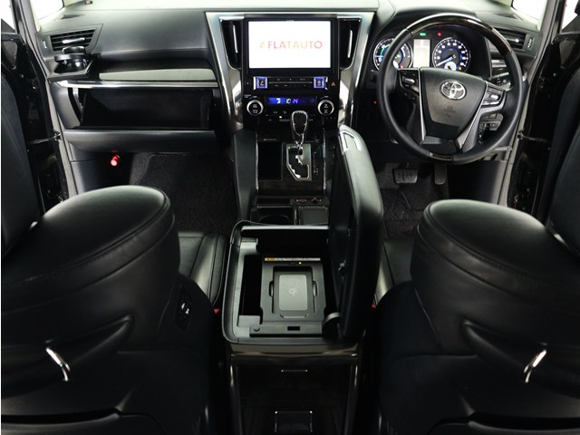 【運転席助手席も広々☆】
広々使えるのは後席だけではございません｡
国内最高峰ミニバンの特権ですね!