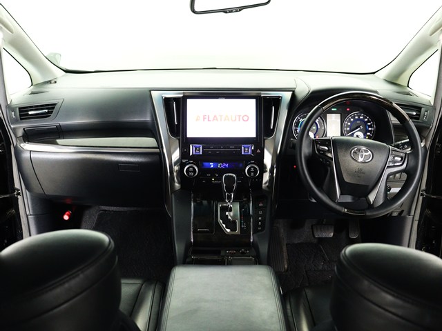 【運転席助手席も広々☆】
広々使えるのは後席だけではございません｡
国内最高峰ミニバンの特権ですね!