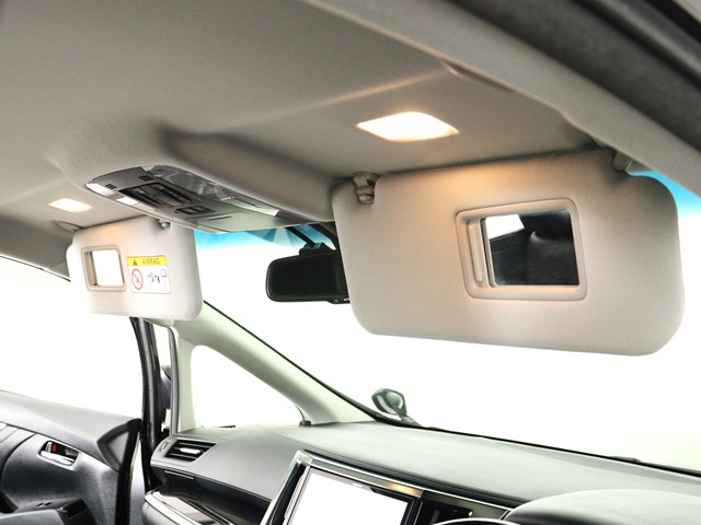 内装の状態も非常にクリーンな状態です｡
ご納車前には専門スタッフが
隅々までクリーニングを行います!