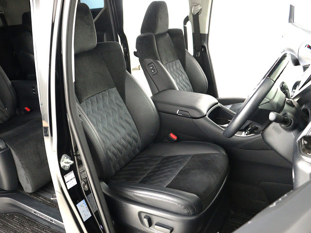 【メモリ機能付きパワーシート】
運転者専用セッティング可能な運転席です!
３名までのポジションを即呼び出します★