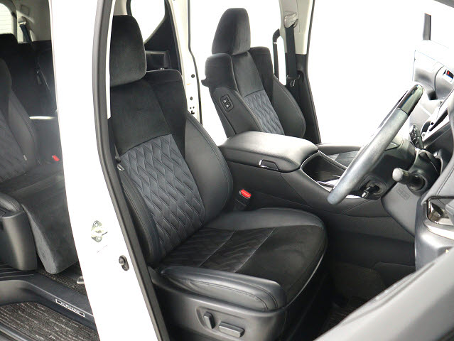 【メモリ機能付きパワーシート】
運転者専用セッティング可能な運転席です!
３名までのポジションを即呼び出します★