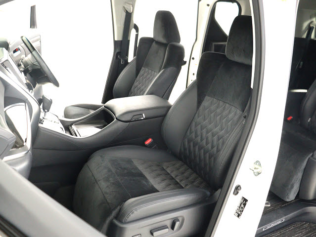 内装の状態も非常にクリーンな状態です｡
ご納車前には専門スタッフが
隅々までクリーニングを行います!