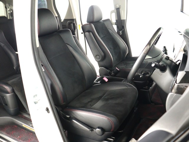 内装の状態も非常にクリーンな状態です｡
ご納車前には専門スタッフが
隅々までクリーニングを行います!