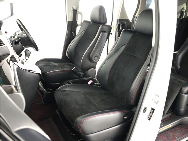内装の状態も非常にクリーンな状態です｡
ご納車前には専門スタッフが
隅々までクリーニングを行います!