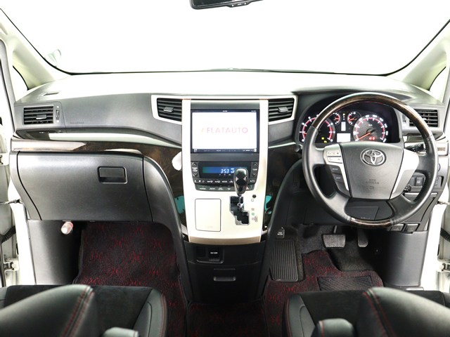 【運転席助手席も広々☆】
広々使えるのは後席だけではございません｡
国内最高峰ミニバンの特権ですね!