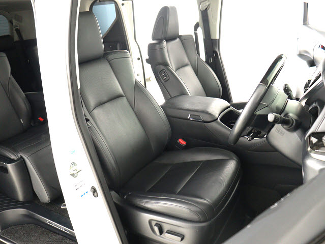 【メモリ機能付きパワーシート】
運転者専用セッティング可能な運転席です!
３名までのポジションを即呼び出します★