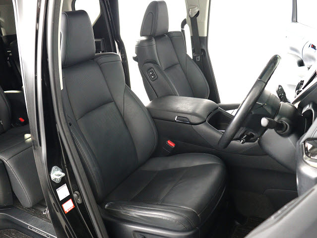 【メモリ機能付きパワーシート】
運転者専用セッティング可能な運転席です!
３名までのポジションを即呼び出します★