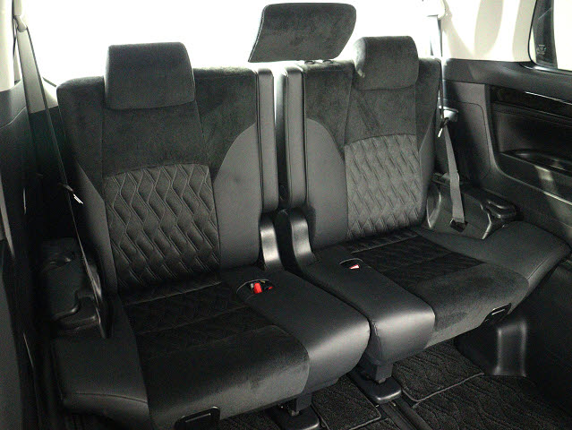 【サードシートまで広々空間】
シートアレンジにて快適空間を演出します!
豊富なアレンジパターンがございます!