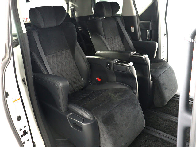 【エグゼクティブパワーシート】
高級感溢れるセカンドシートでございます!
電動リクライニング､オットマン完備!