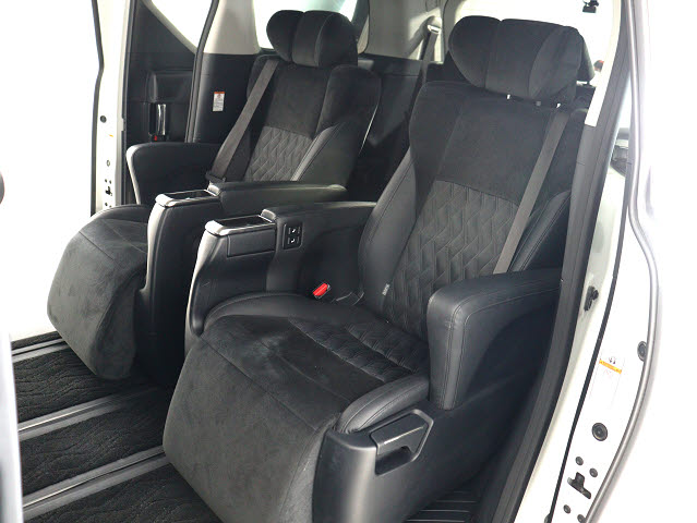 【エグゼクティブパワーシート】
高級感溢れるセカンドシートでございます!
電動リクライニング､オットマン完備!