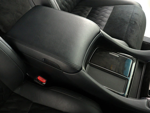 【コンソールボックス】
大容量の収納力が魅力的なコンソールです!
ドリンクホルダーも使いやすい配置です!