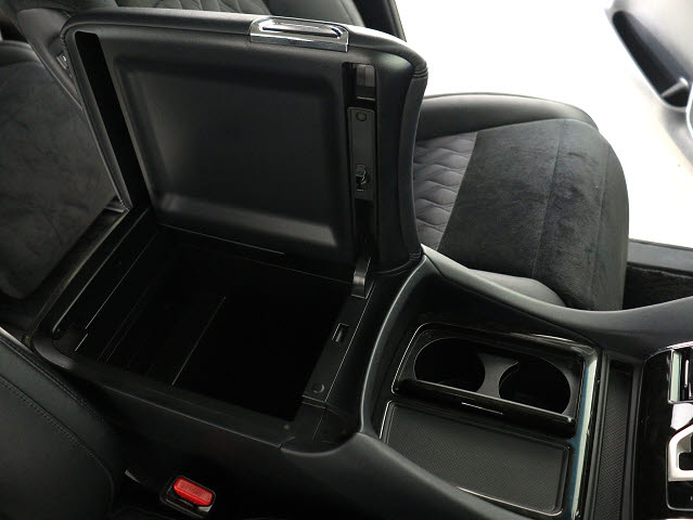 【コンソールボックス】
大容量の収納力が魅力的なコンソールです!
ドリンクホルダーも使いやすい配置です!