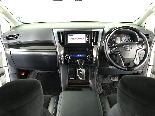 【運転席助手席も広々☆】
広々使えるのは後席だけではございません｡
国内最高峰ミニバンの特権ですね!