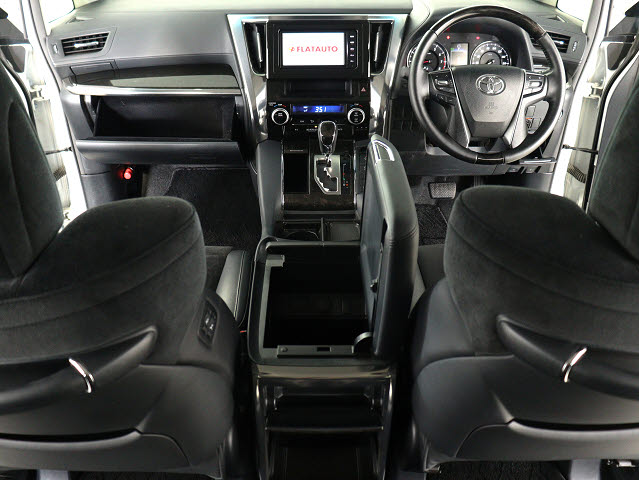 【運転席助手席も広々☆】
広々使えるのは後席だけではございません｡
国内最高峰ミニバンの特権ですね!