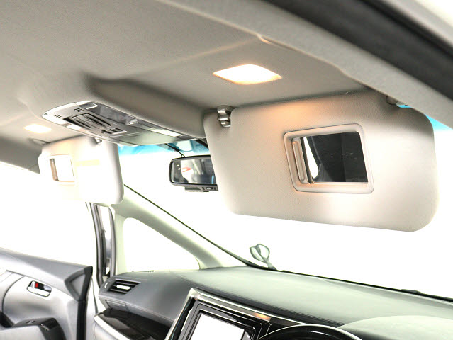 内装の状態も非常にクリーンな状態です｡
ご納車前には専門スタッフが
隅々までクリーニングを行います!