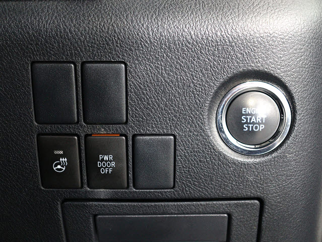 【プッシュスタート】
エンジン始動時はプッシュスタートを採用!
カバンから鍵を取り出す手間も不要です｡