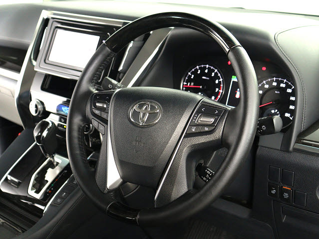 【本革巻きウッドコンビステアリング】
同色のウッド部分と本革のコンビハンドル!
高級感にあふれたステアリングです!