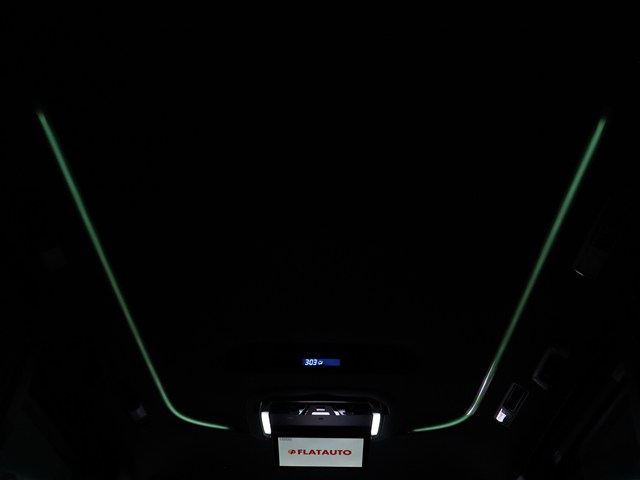 夜間に室内を照らしてくれるルームライトで
す
