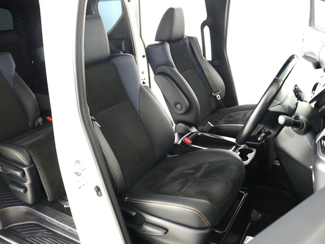 内装の状態も非常にクリーンな状態です｡
ご納車前には専門スタッフが
隅々までクリーニングを行います!