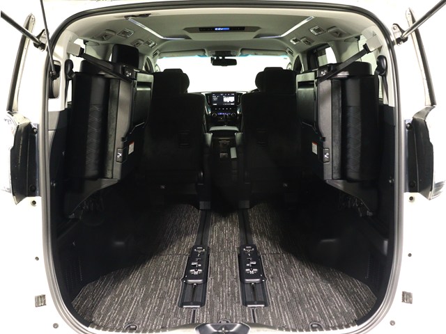 【広々トランクルーム】
スーツケース､ゴルフバッグも楽々収納可能
大人数での旅行にもピッタリの収容量です