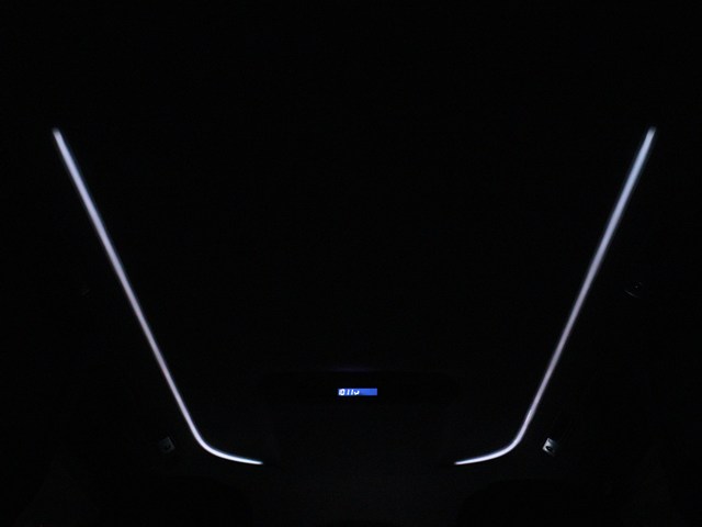 夜間に室内を照らしてくれるルームライトで
す