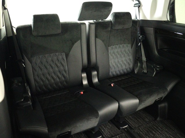 【サードシートまで広々空間】
シートアレンジにて快適空間を演出します!
豊富なアレンジパターンがございます!