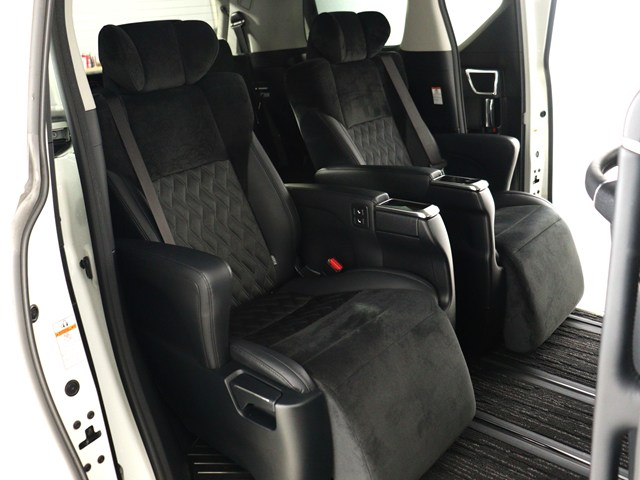 【高級感満載のハーフレザーシート】
カンターラの座面もおしゃれです♪
非常に人気なスポーティシートとなります!