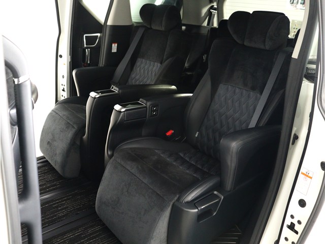 【高級感満載のハーフレザーシート】
カンターラの座面もおしゃれです♪
非常に人気なスポーティシートとなります!