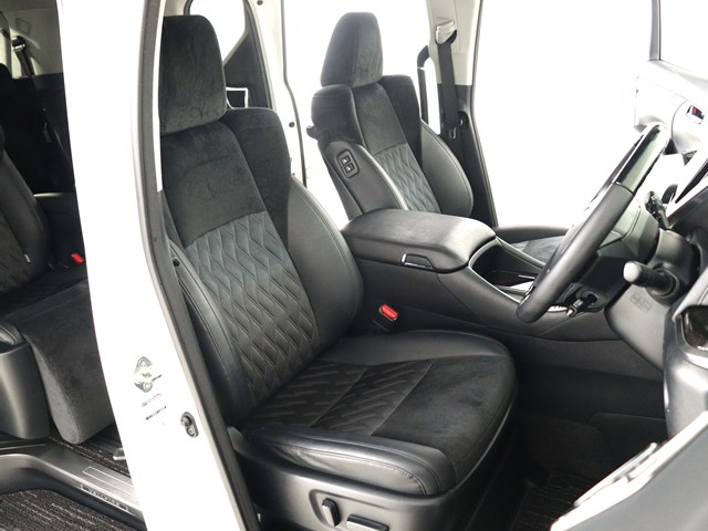 内装の状態も非常にクリーンな状態です｡
ご納車前には専門スタッフが
隅々までクリーニングを行います!