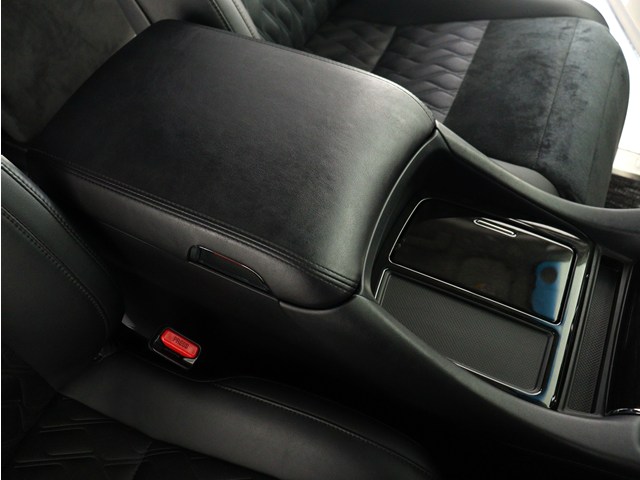 【コンソールボックス】
大容量の収納力が魅力的なコンソールです!
ドリンクホルダーも使いやすい配置です!