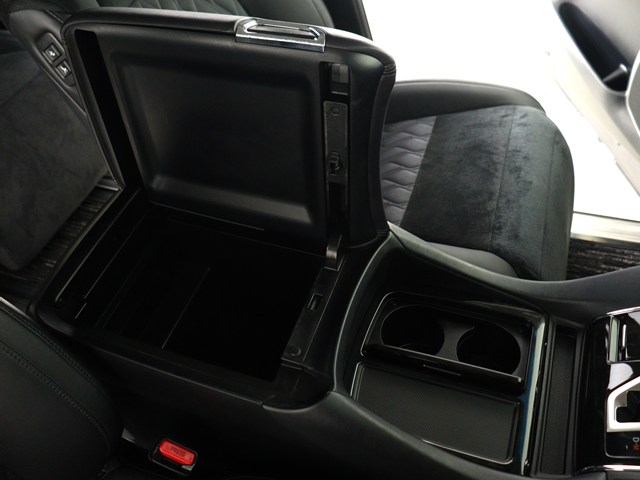 【コンソールボックス】
大容量の収納力が魅力的なコンソールです!
ドリンクホルダーも使いやすい配置です!