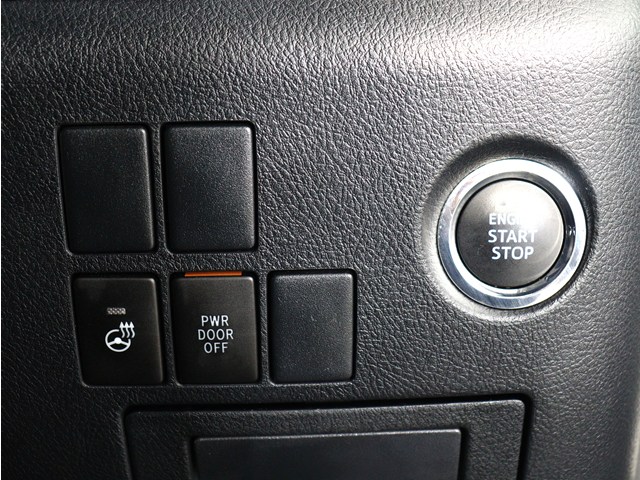 【プッシュスタート】
エンジン始動時はプッシュスタートを採用!
カバンから鍵を取り出す手間も不要です｡