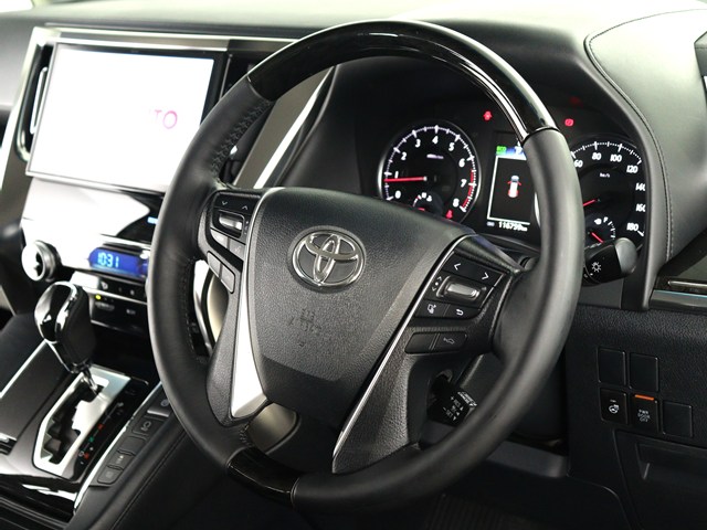 【本革巻きウッドコンビステアリング】
同色のウッド部分と本革のコンビハンドル!
高級感にあふれたステアリングです!