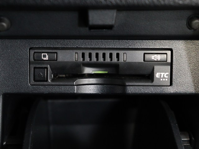 【ビルトインＥＴＣ】
後付けとは異なる一体感が魅力です｡
高速道路でストレスなく走行できます｡