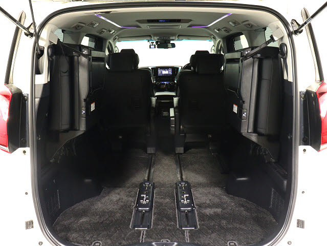 【広々トランクルーム】
スーツケース､ゴルフバッグも楽々収納可能
大人数での旅行にもピッタリの収容量です