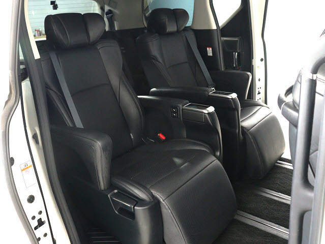 【エグゼクティブパワーシート】
高級感溢れるセカンドシートでございます!
電動リクライニング､オットマン完備!