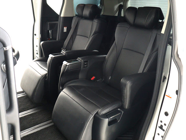 【エグゼクティブパワーシート】
高級感溢れるセカンドシートでございます!
電動リクライニング､オットマン完備!