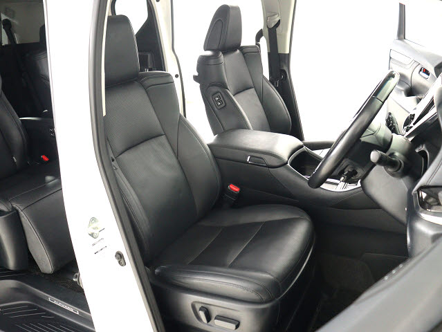 【メモリ機能付きパワーシート】
運転者専用セッティング可能な運転席です!
３名までのポジションを即呼び出します★