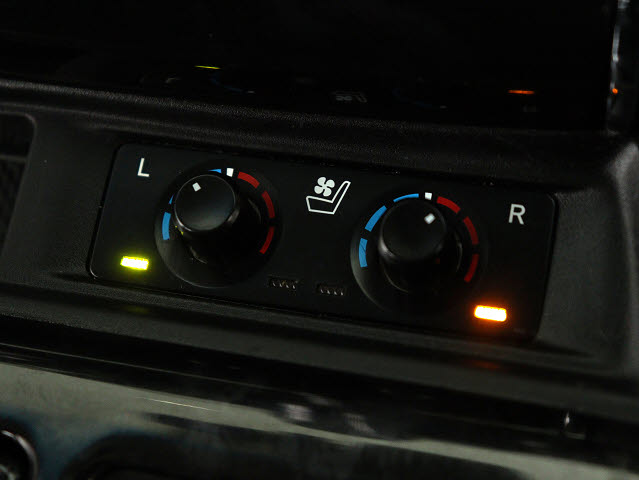 【前席シートヒーター付き】
冬に嬉しいシートヒーター付きのお車です!
エアコンよりも早く暖かくなり､快適です♪