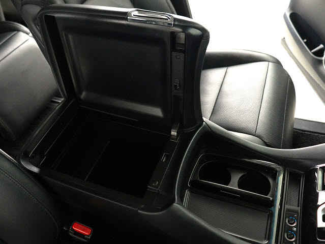 【コンソールボックス】
大容量の収納力が魅力的なコンソールです!
ドリンクホルダーも使いやすい配置です!