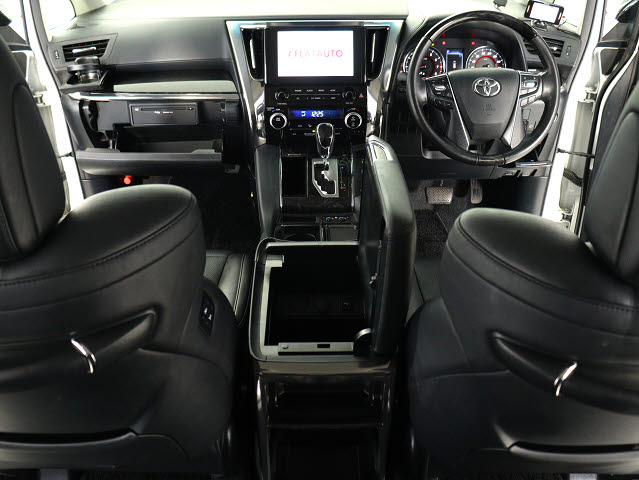 【運転席助手席も広々☆】
広々使えるのは後席だけではございません｡
国内最高峰ミニバンの特権ですね!